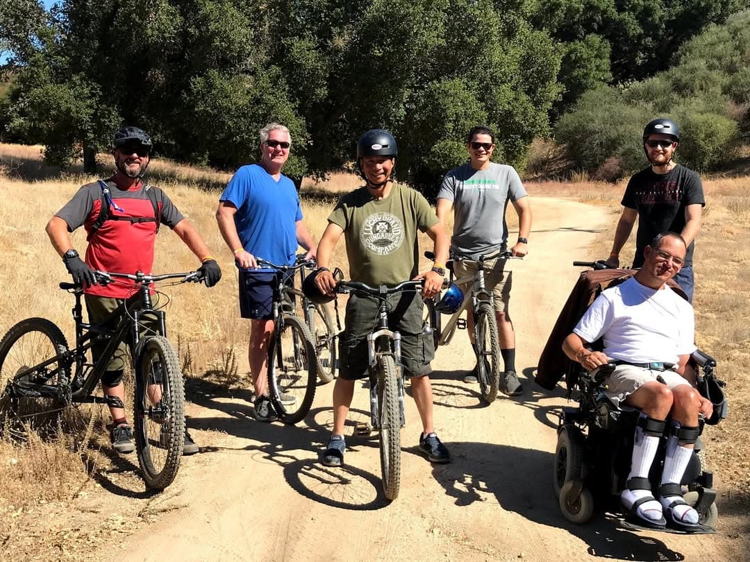 Un grupo de hombres con bicicletas de montaña en un sendero